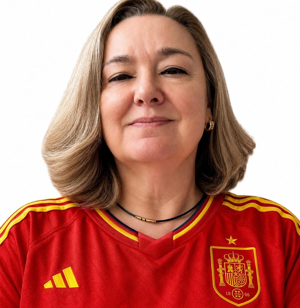 Profe Denila, professora de espanhol sorrindo com camisa vermelha da seleção espanhola